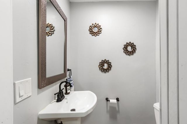 6860 Pocket Rd, Sacramento, CA 95831