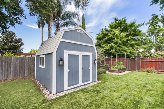 6860 Pocket Rd, Sacramento, CA 95831