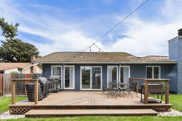 6860 Pocket Rd, Sacramento, CA 95831