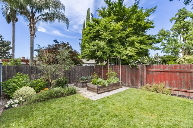 6860 Pocket Rd, Sacramento, CA 95831