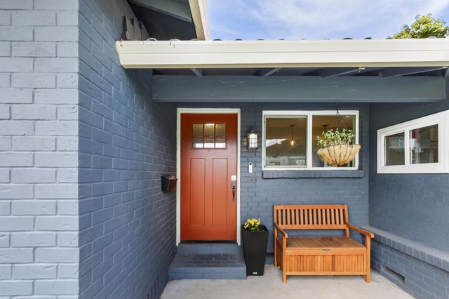 6860 Pocket Rd, Sacramento, CA 95831