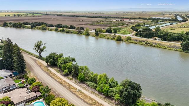 6860 Pocket Rd, Sacramento, CA 95831