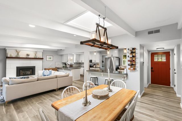 6860 Pocket Rd, Sacramento, CA 95831