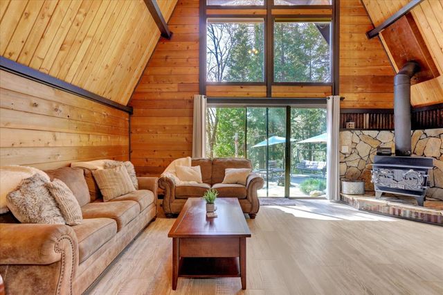 10295 Little Tree Ct, Grass Valley, CA 95949