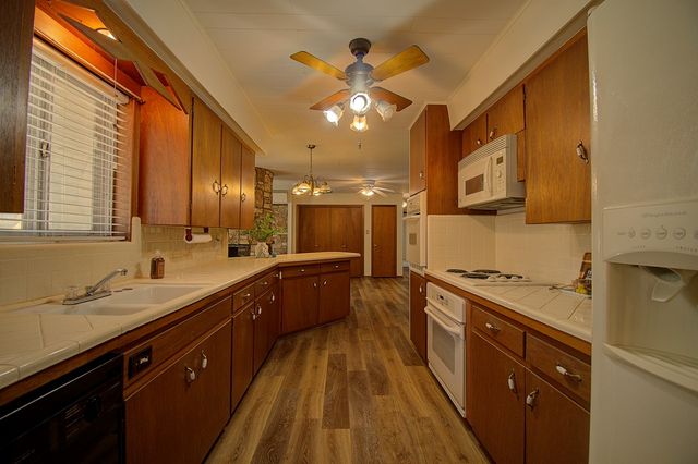 1900 Michelle Dr, Kerrville, TX 78028