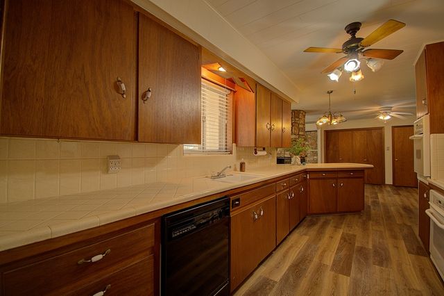 1900 Michelle Dr, Kerrville, TX 78028