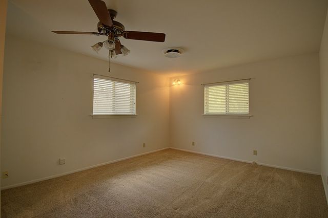 1900 Michelle Dr, Kerrville, TX 78028