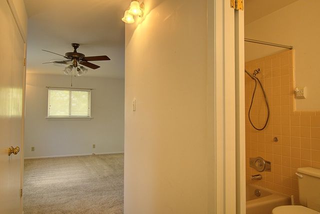 1900 Michelle Dr, Kerrville, TX 78028