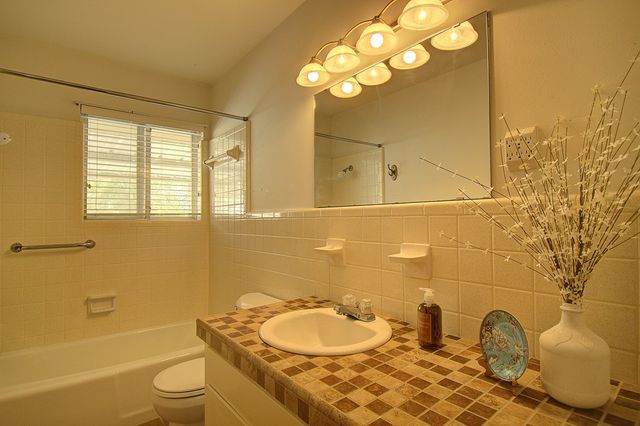 1900 Michelle Dr, Kerrville, TX 78028