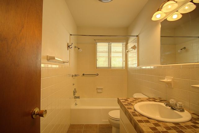 1900 Michelle Dr, Kerrville, TX 78028