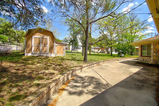 1900 Michelle Dr, Kerrville, TX 78028