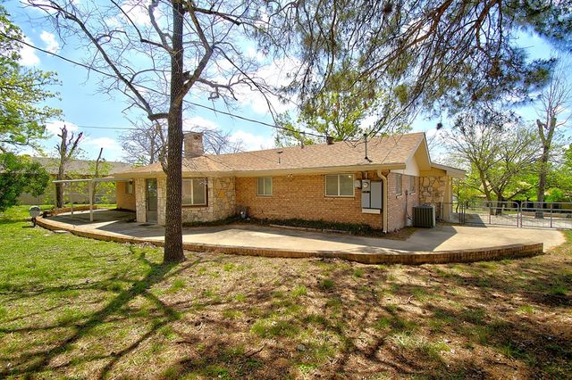 1900 Michelle Dr, Kerrville, TX 78028