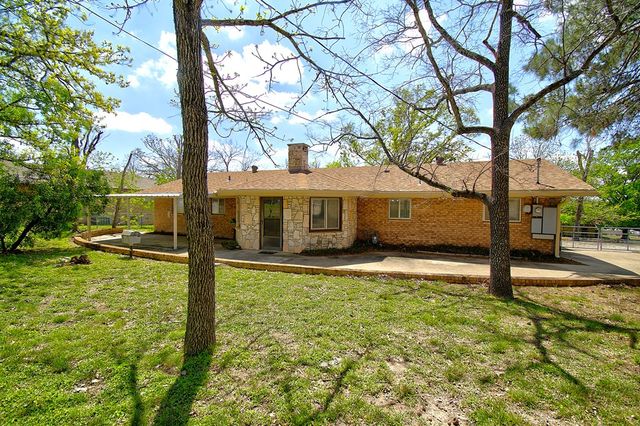 1900 Michelle Dr, Kerrville, TX 78028