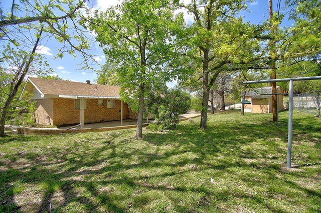 1900 Michelle Dr, Kerrville, TX 78028