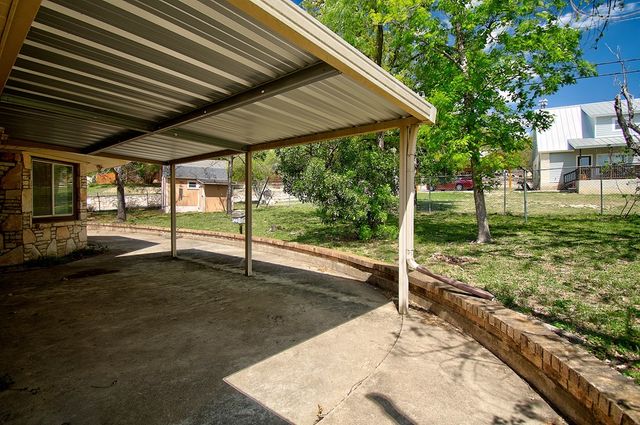 1900 Michelle Dr, Kerrville, TX 78028