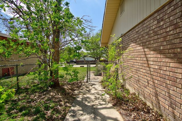 1900 Michelle Dr, Kerrville, TX 78028