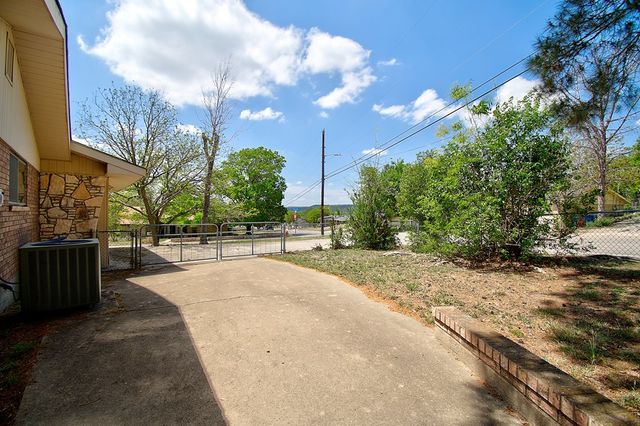 1900 Michelle Dr, Kerrville, TX 78028