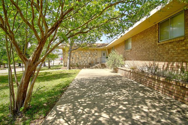 1900 Michelle Dr, Kerrville, TX 78028