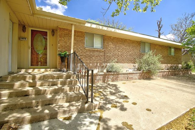 1900 Michelle Dr, Kerrville, TX 78028