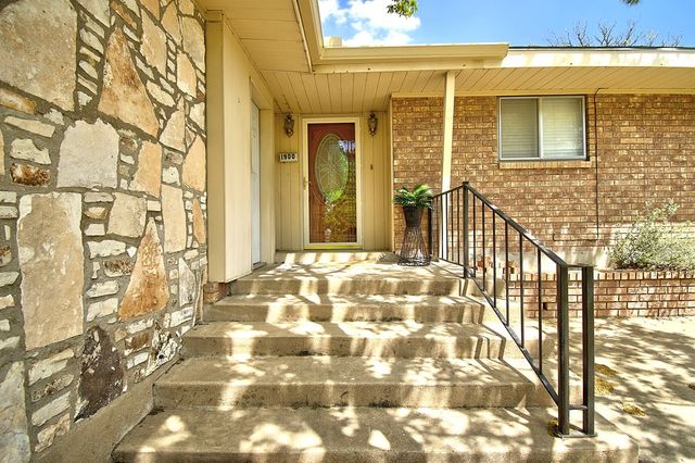 1900 Michelle Dr, Kerrville, TX 78028