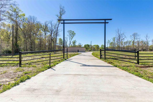 168 County Road 470, Dayton, TX 77535