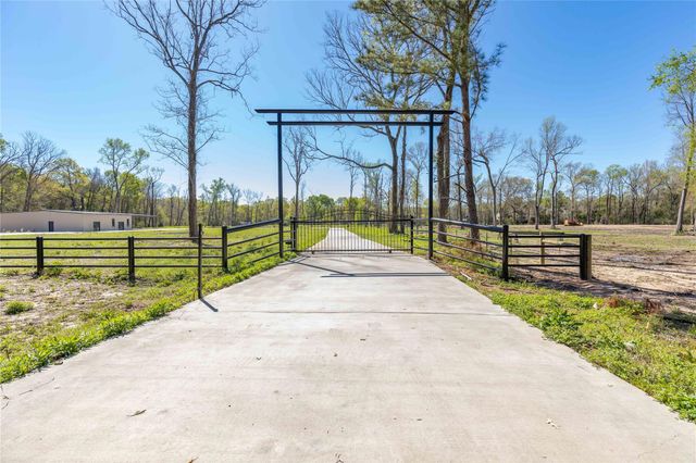 168 County Road 470, Dayton, TX 77535