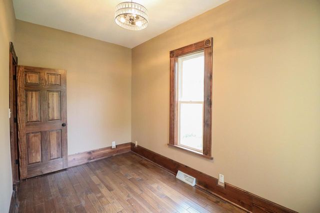 1608 West AVENUE S, La Crosse, WI 54601