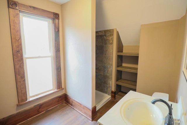 1608 West AVENUE S, La Crosse, WI 54601
