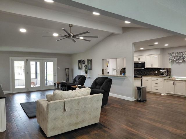 3831 County Road 211, Danbury, TX 77534