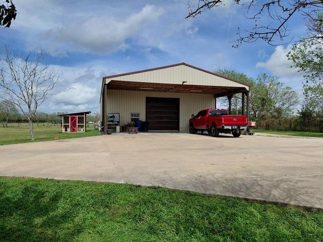 3831 County Road 211, Danbury, TX 77534
