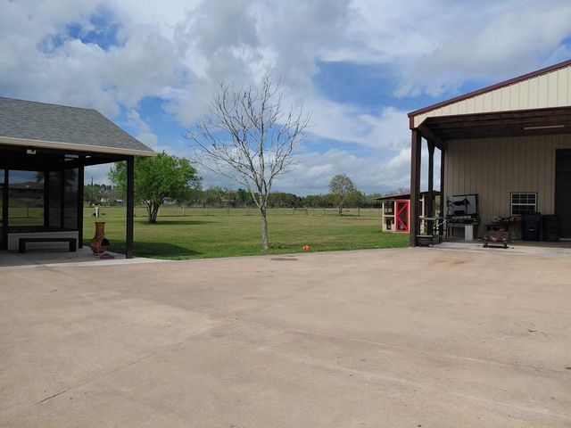 3831 County Road 211, Danbury, TX 77534