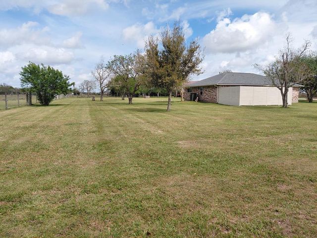 3831 County Road 211, Danbury, TX 77534