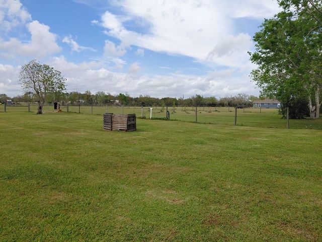 3831 County Road 211, Danbury, TX 77534