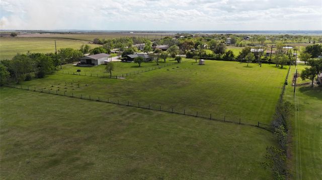 3831 County Road 211, Danbury, TX 77534