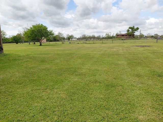 3831 County Road 211, Danbury, TX 77534