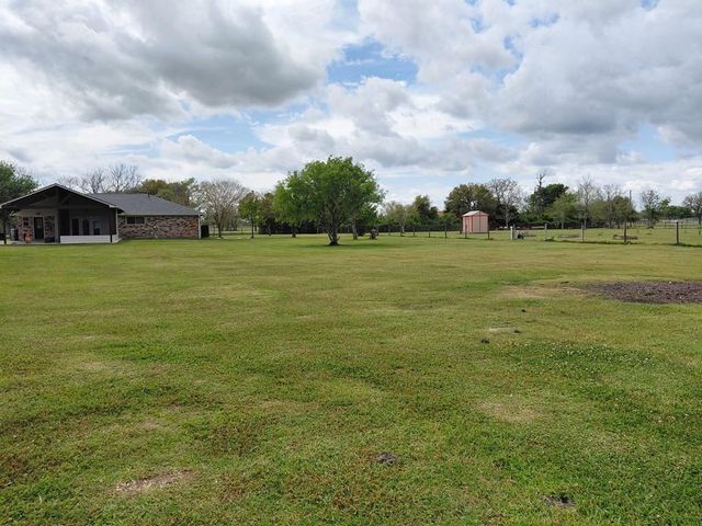 3831 County Road 211, Danbury, TX 77534