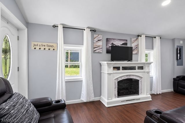 340 Lakeview Dr, Hampton Twp., NJ 07860