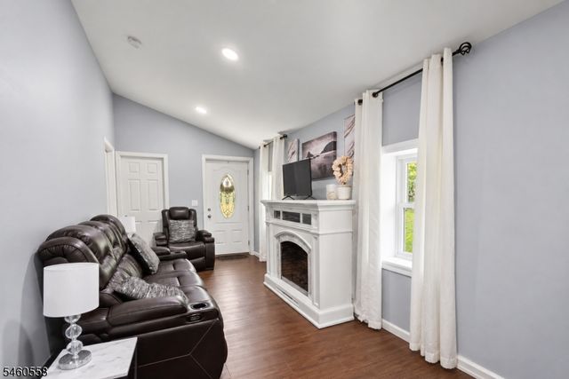 340 Lakeview Dr, Hampton Twp., NJ 07860