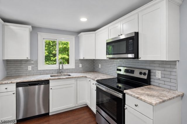 340 Lakeview Dr, Hampton Twp., NJ 07860