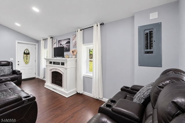 340 Lakeview Dr, Hampton Twp., NJ 07860