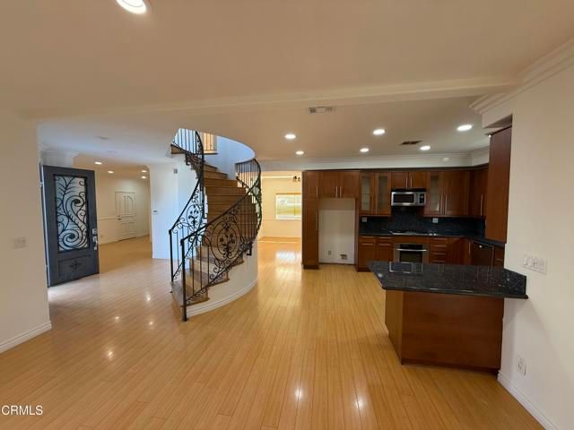 7011 N Liberty Drive, Los Angeles, CA 91405