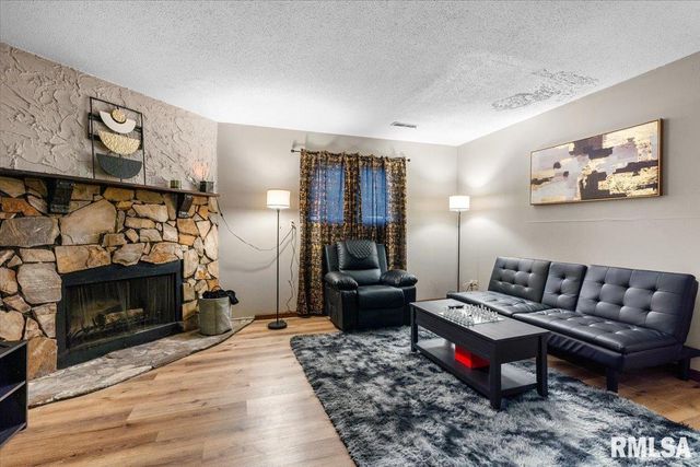 1001 S 1ST Street, Springfield, IL 62704