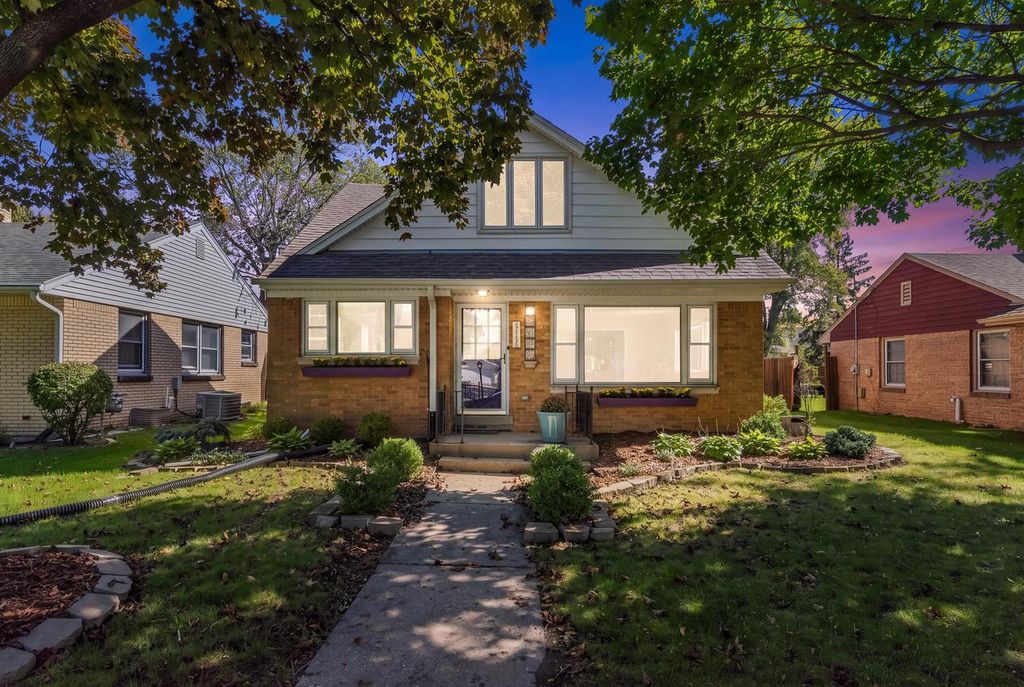 3848 N 101st STREET, Wauwatosa, WI 53222