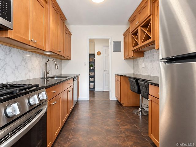 2 W Mill Drive 3A, Great Neck, NY 11021