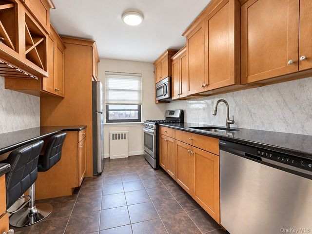 2 W Mill Drive 3A, Great Neck, NY 11021