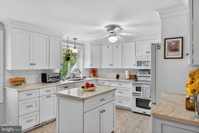 102 E THIRD AVE, Lititz, PA 17543