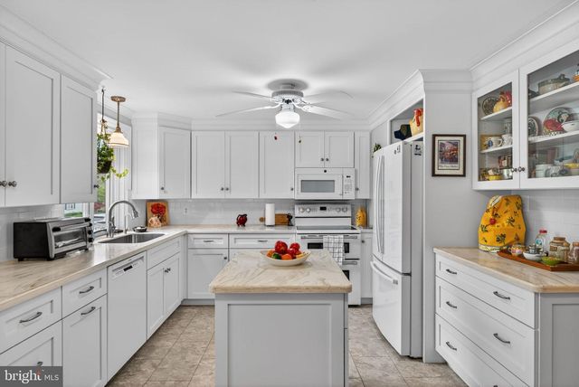 102 E THIRD AVE, Lititz, PA 17543