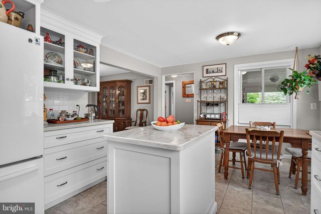 102 E THIRD AVE, Lititz, PA 17543