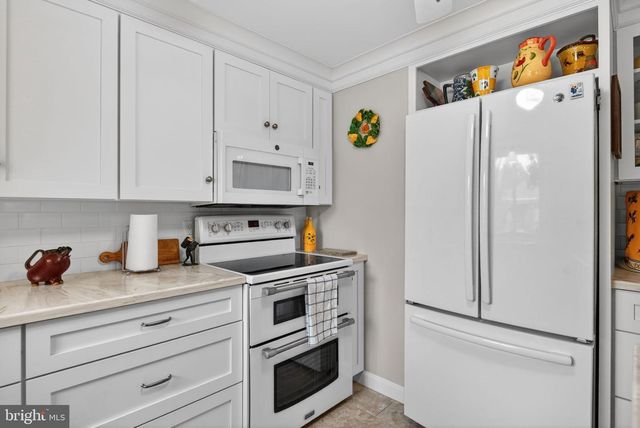 102 E THIRD AVE, Lititz, PA 17543