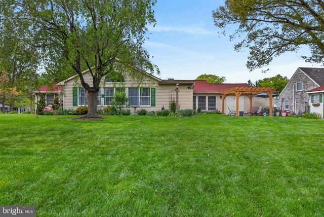102 E THIRD AVE, Lititz, PA 17543